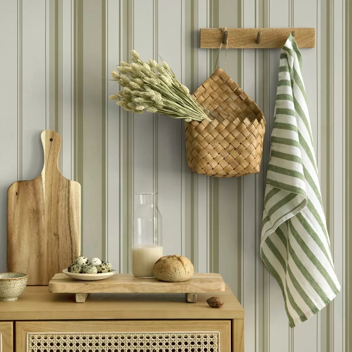 Tapeet Kreemjas taust erineva laiusega halli-beežide triipudega a00521