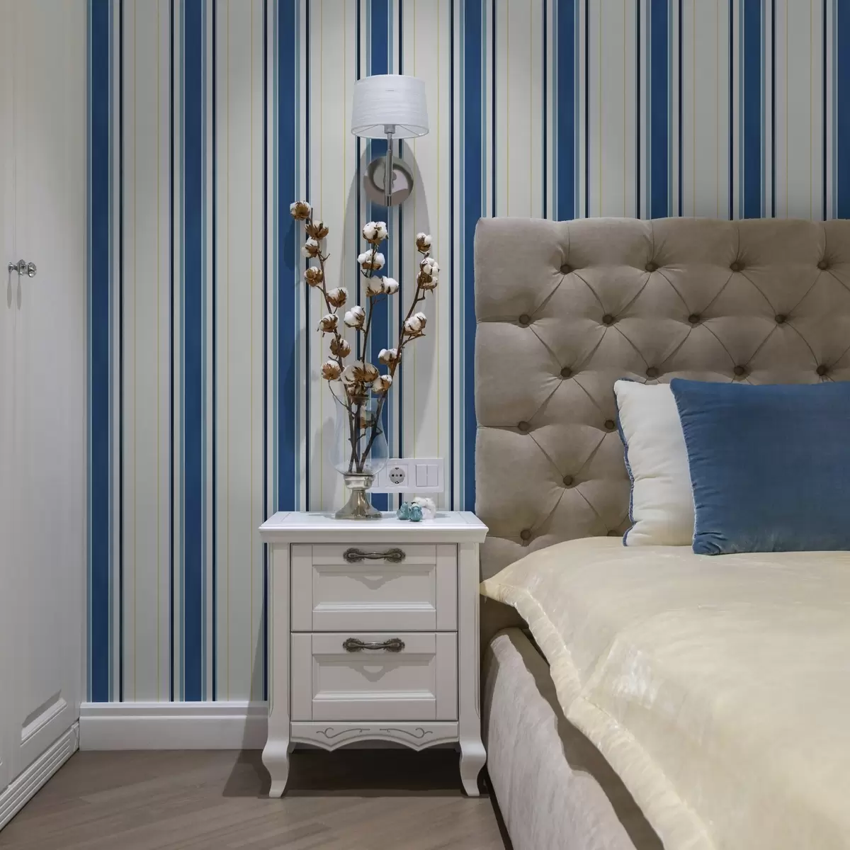 Tapeet Laiad sinised triibud õhukeste kollaste joontega a00522