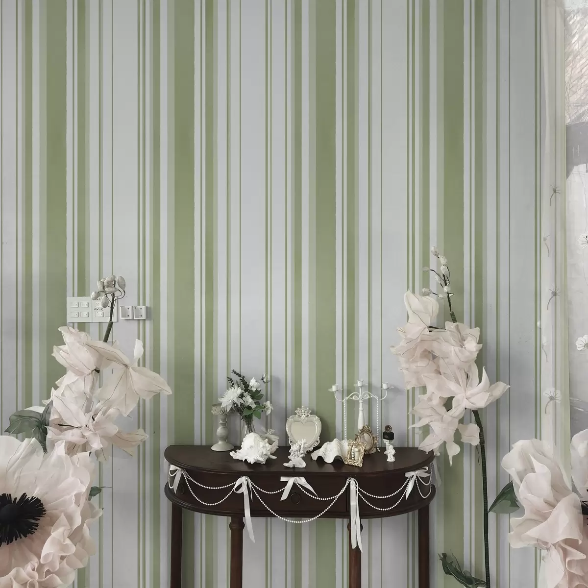 Tapeet Erineva laiusega rohelised triibud heledal taustal a00523