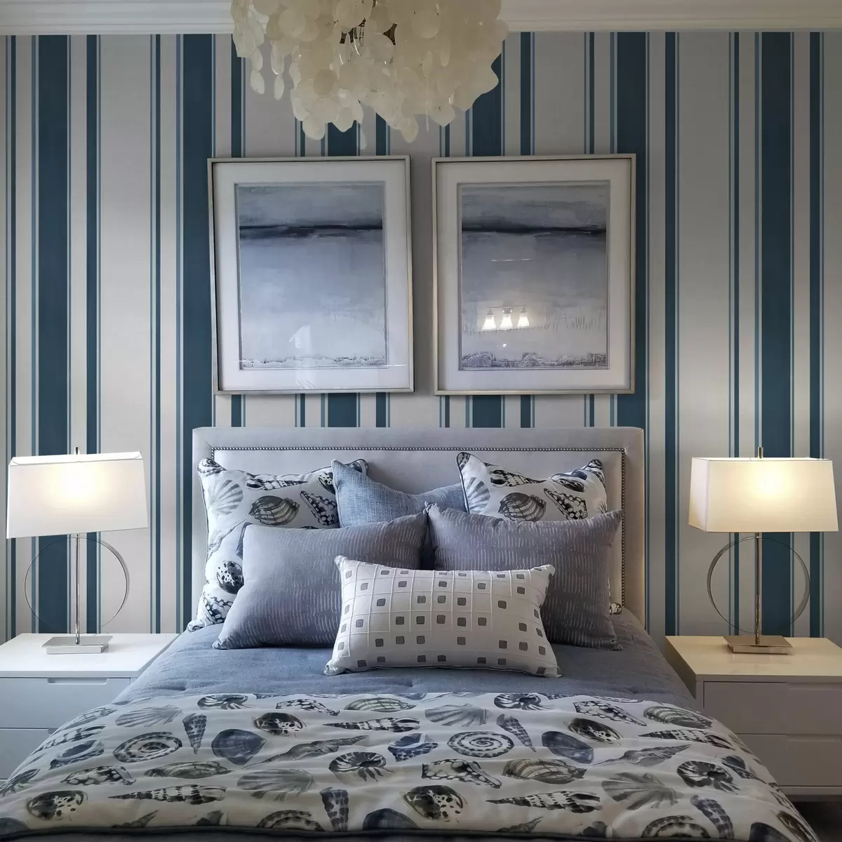 Tapeet Sinised ja türkiissinised vertikaalsed triibud heledal taustal a00528