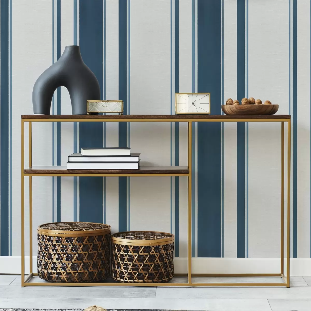 Tapeet Sinised ja türkiissinised vertikaalsed triibud heledal taustal a00528