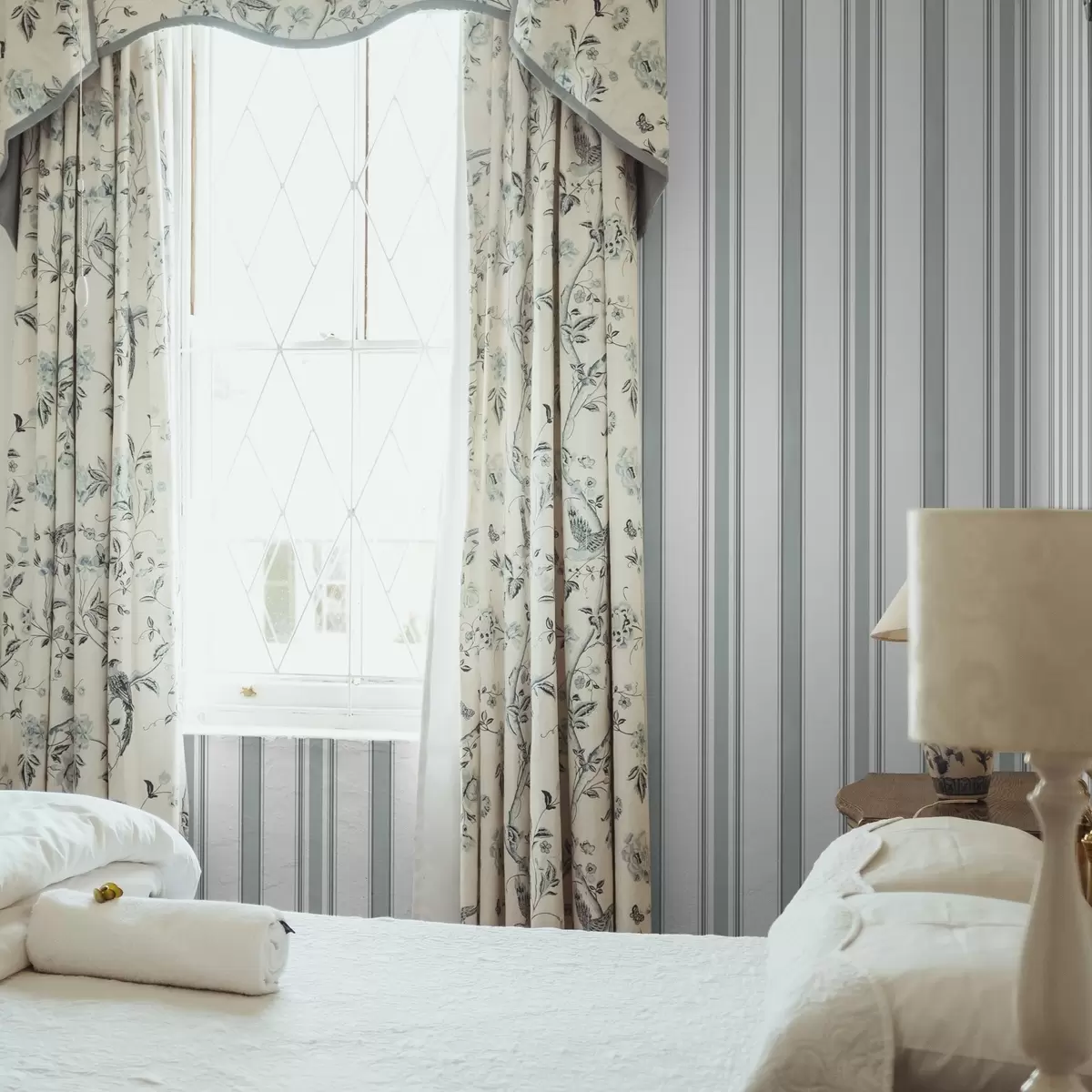 Tapeet Topeltmustriga halli-siniste triipudega a00554