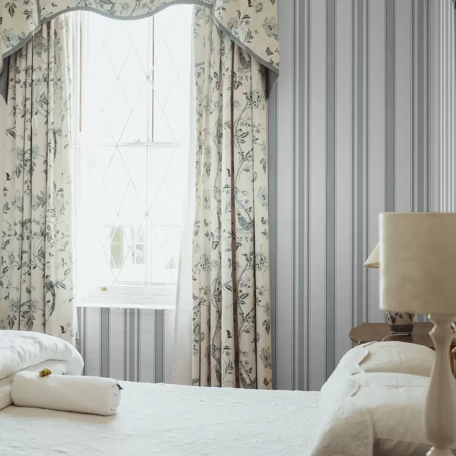 Fototapeedid Topeltmustriga halli-siniste triipudega a00554