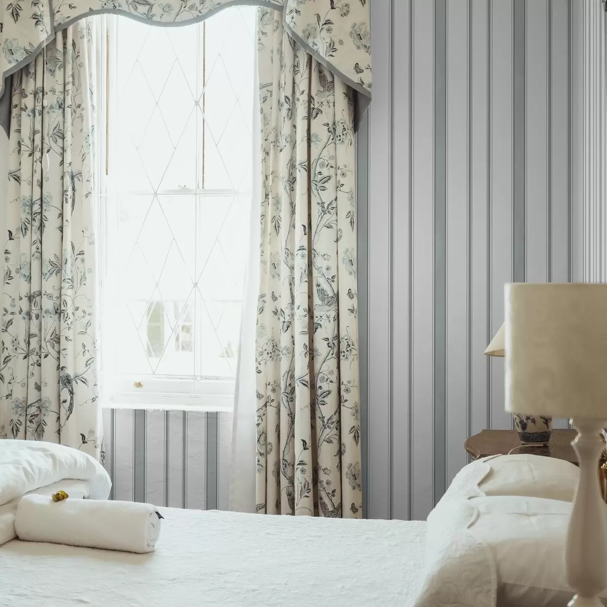 Tapeet Klassikalise rütmiga helehall-sinised triibud a00556