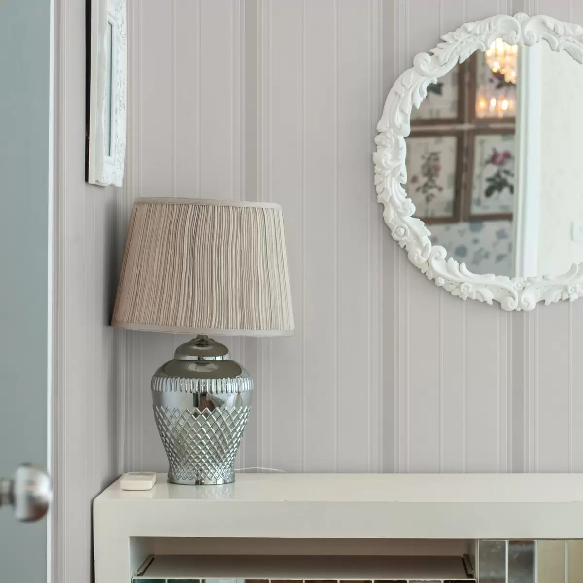 Tapeet Beeži taustaga, millel on õhukesed ja keskmised hallikasvalged triibud a00559