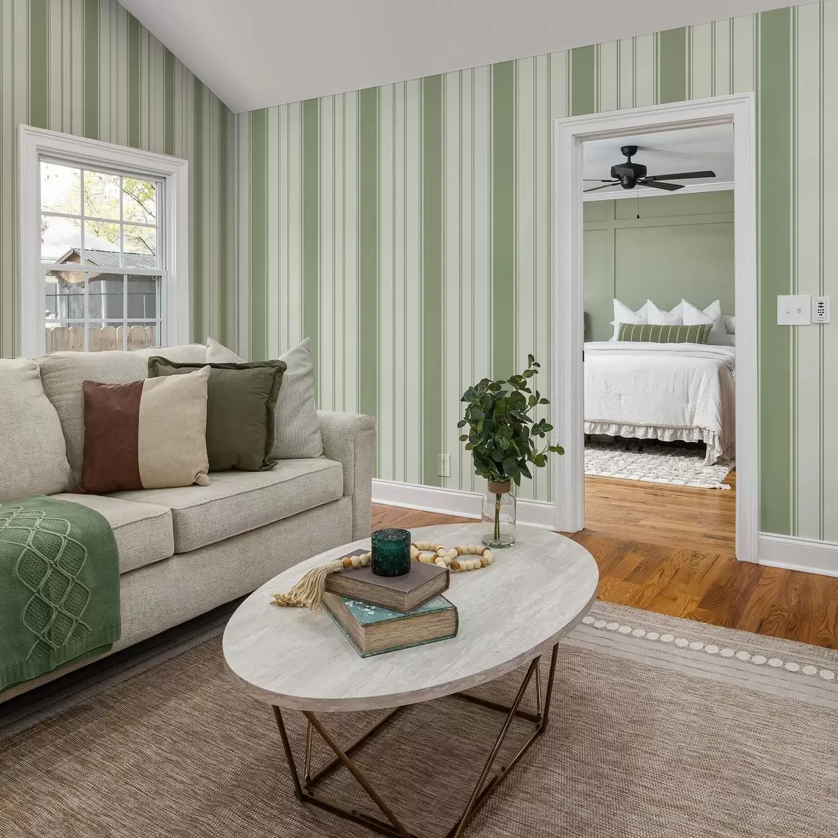 Tapeet Kreemjas taust laia helerohelise triibuga a00561