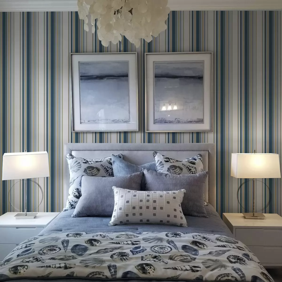 Tapeet Kontrastsed sinised ja kollased triibud valgel taustal a00566