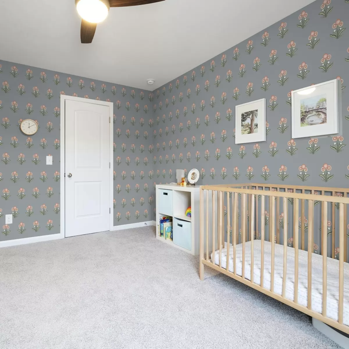 Tapeet Stiilseid lilli hallikassinisel taustal, soe värvipalett a00494