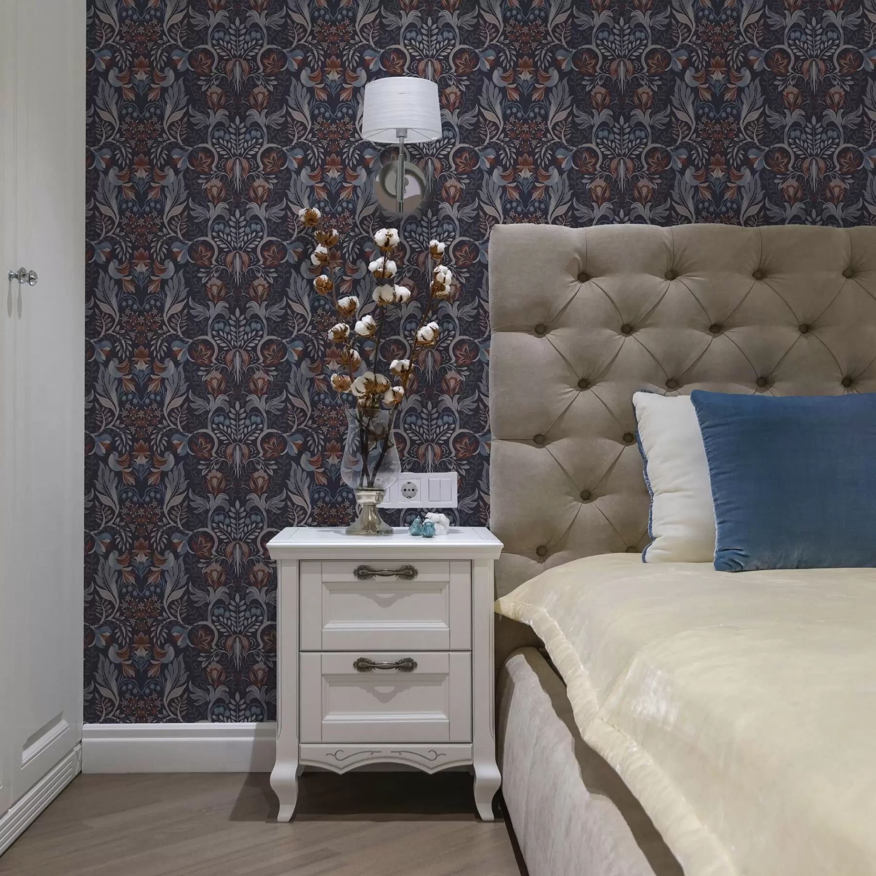 Fototapeedid Rahva lilled ja linnud tumesinisel taustal a00502