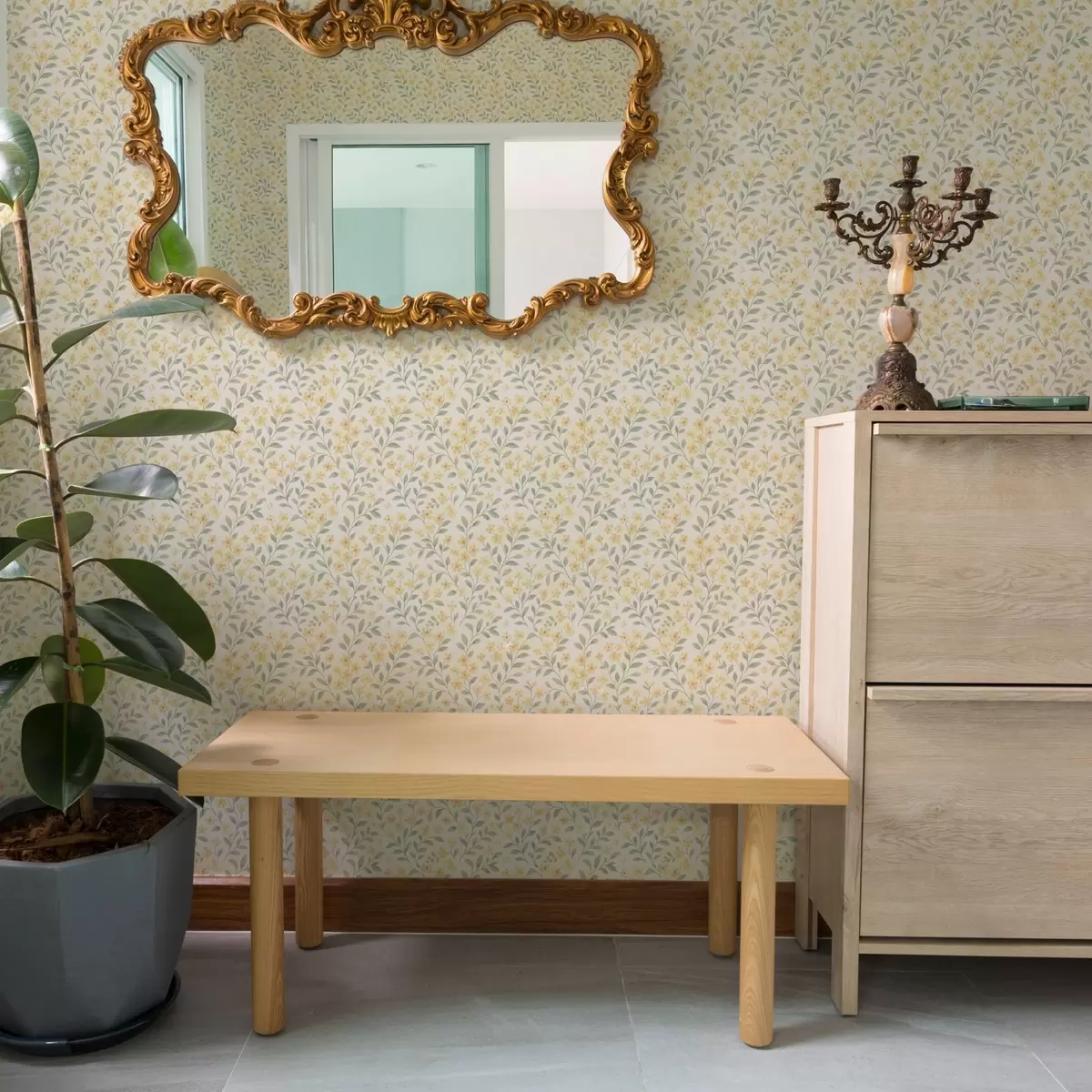 Tapeet Vesivärviga maalitud kollased lilled heledal taustal a00570