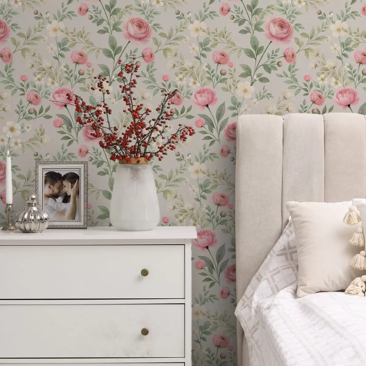 Tapeet Akvarellpioonid ja valged lilled hallikaspruunil taustal a00592