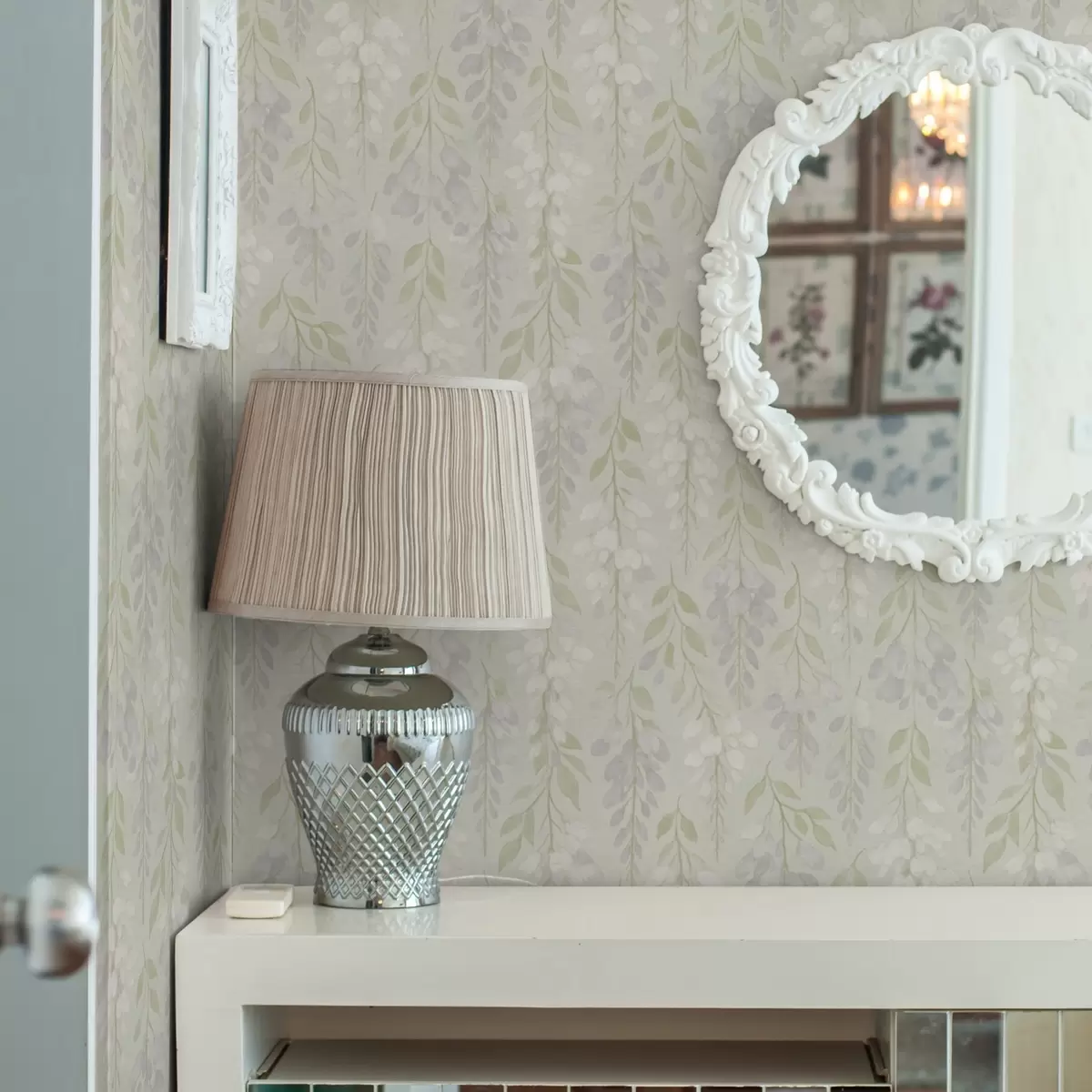 Tapeet Mündirohelisel taustal rippuv lavendli-wisteria a00593