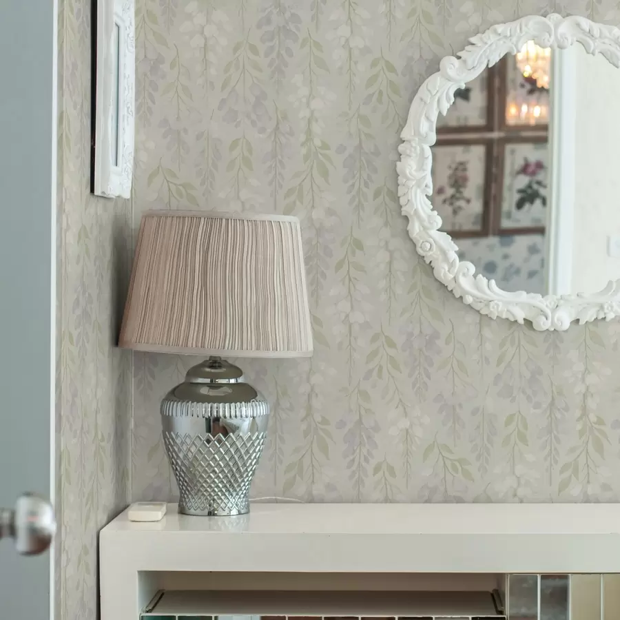 Fototapeedid Mündirohelisel taustal rippuv lavendli-wisteria a00593