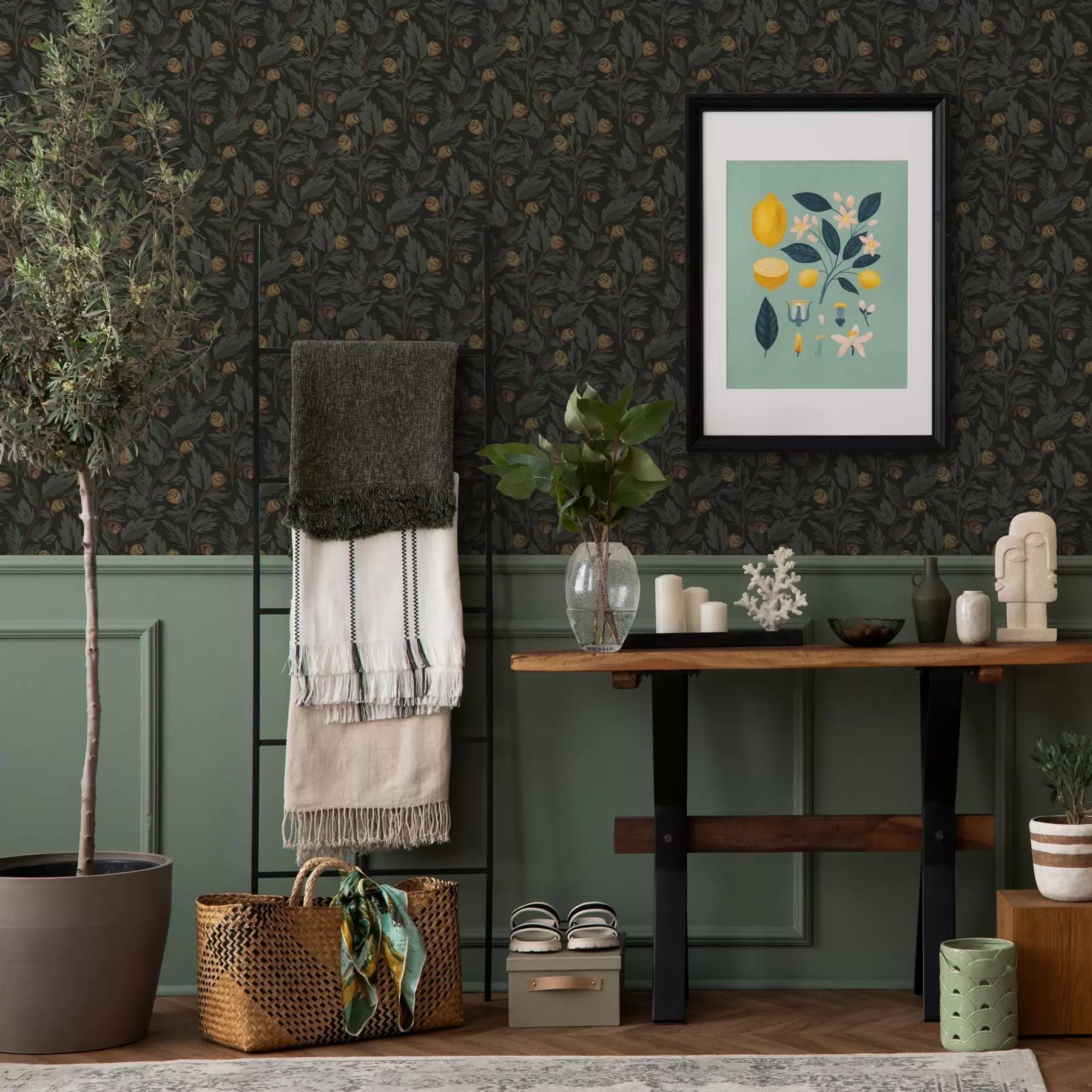 Fototapeedid Tume lillemustriga, kollaste pungade ja lehtedega a00598