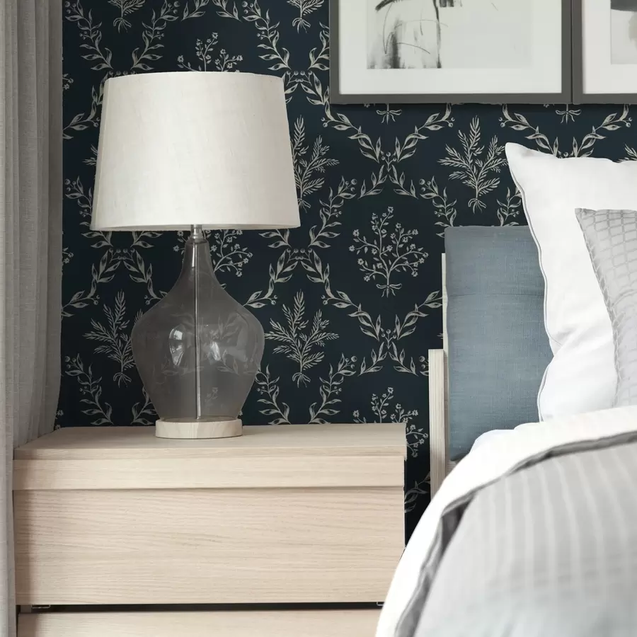 Fototapeedid Valged ürdi- ja lillekimbud tumesinisel taustal a00599v2