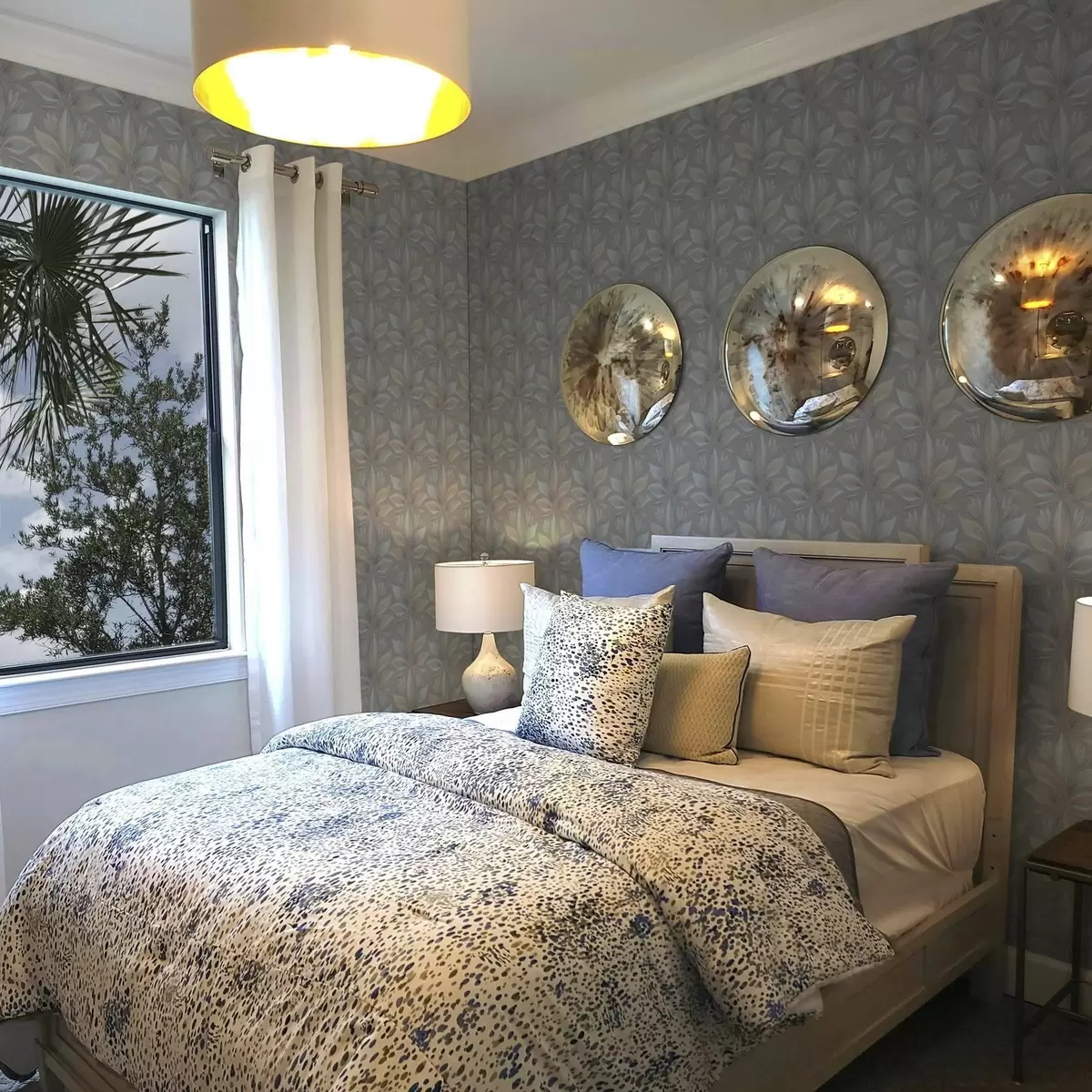 Tapeet Suured stiliseeritud lehed sinise-liivase värvipaleti ja halli taustaga a00601