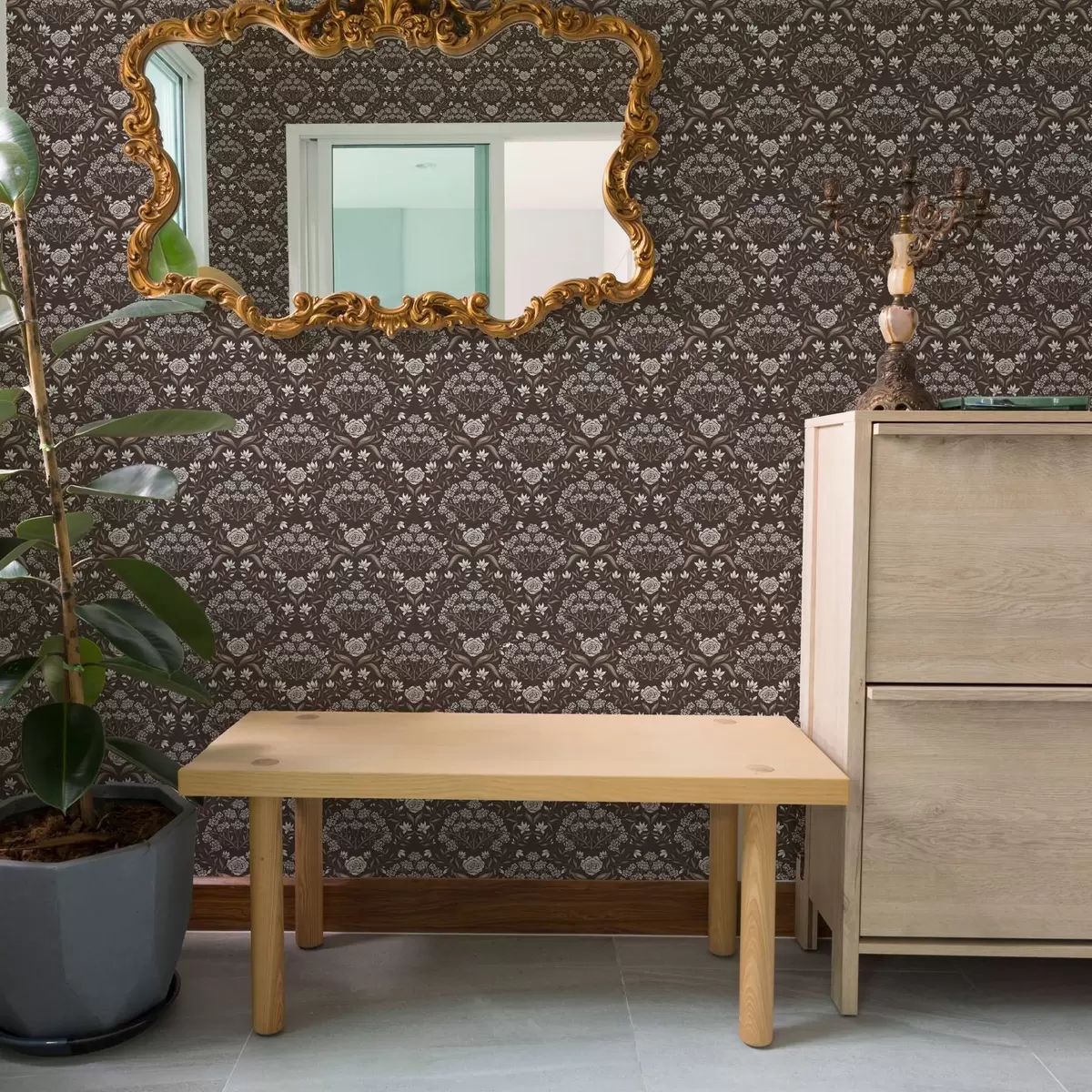 Tapeet Tume šokolaad damask koos peonide ja lumikellukestega a00603v2