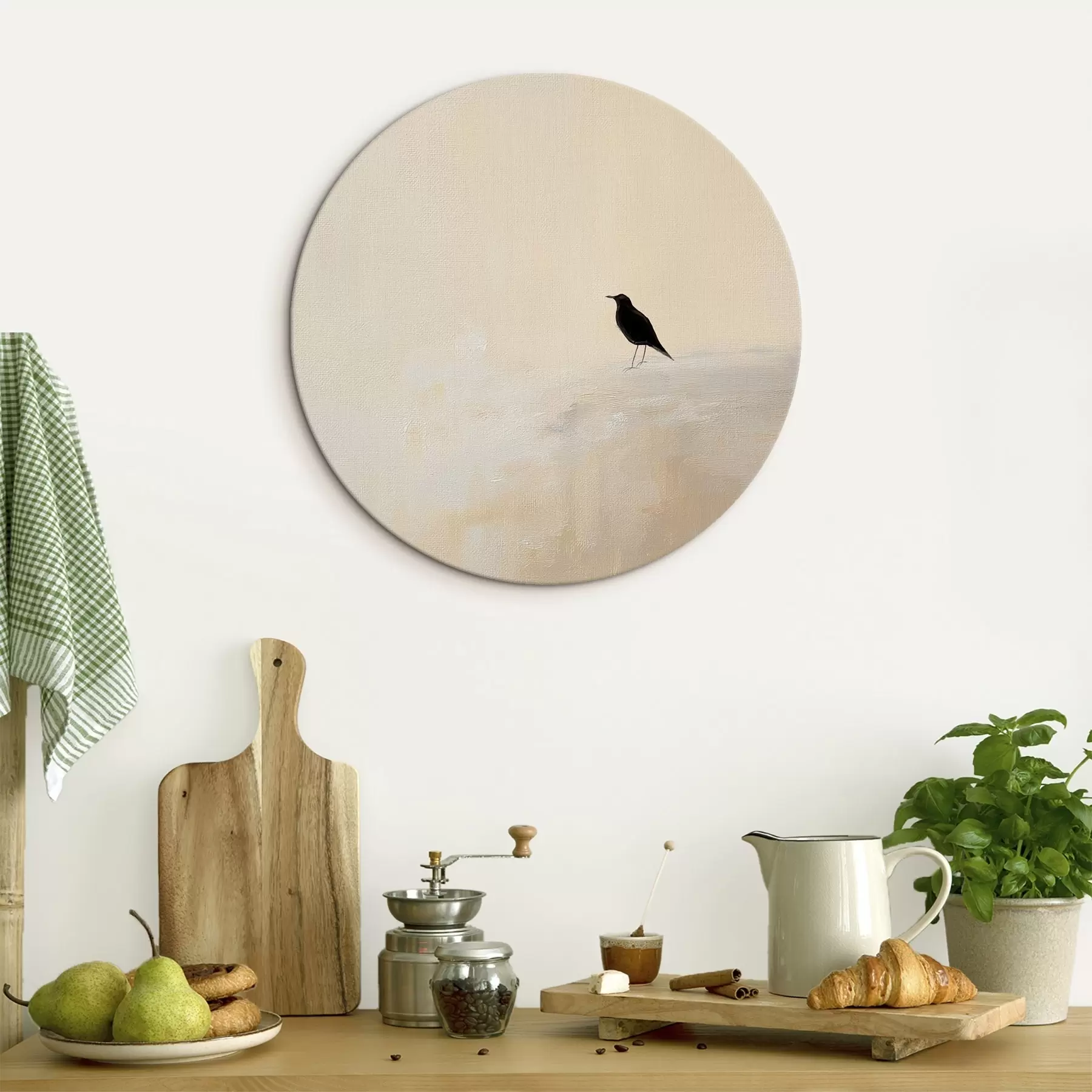 Pilt Üksildane lind soojal beežil taustal r45882