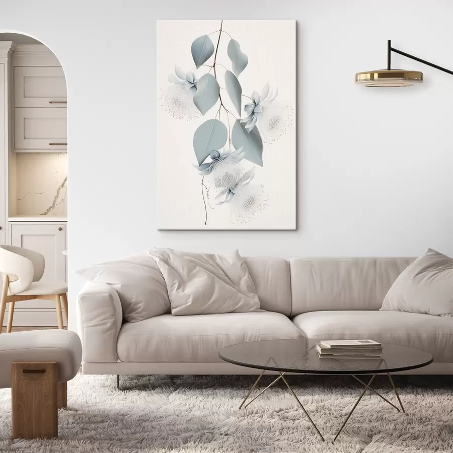 Pilt Eukalüptuse oks siniste lehtede ja valget värvi õitega, hele taust s45947