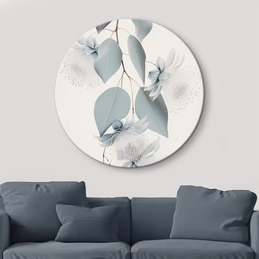 Pilt Eukalüptuse oks siniste lehtede ja valget värvi õitega, hele taust r45947