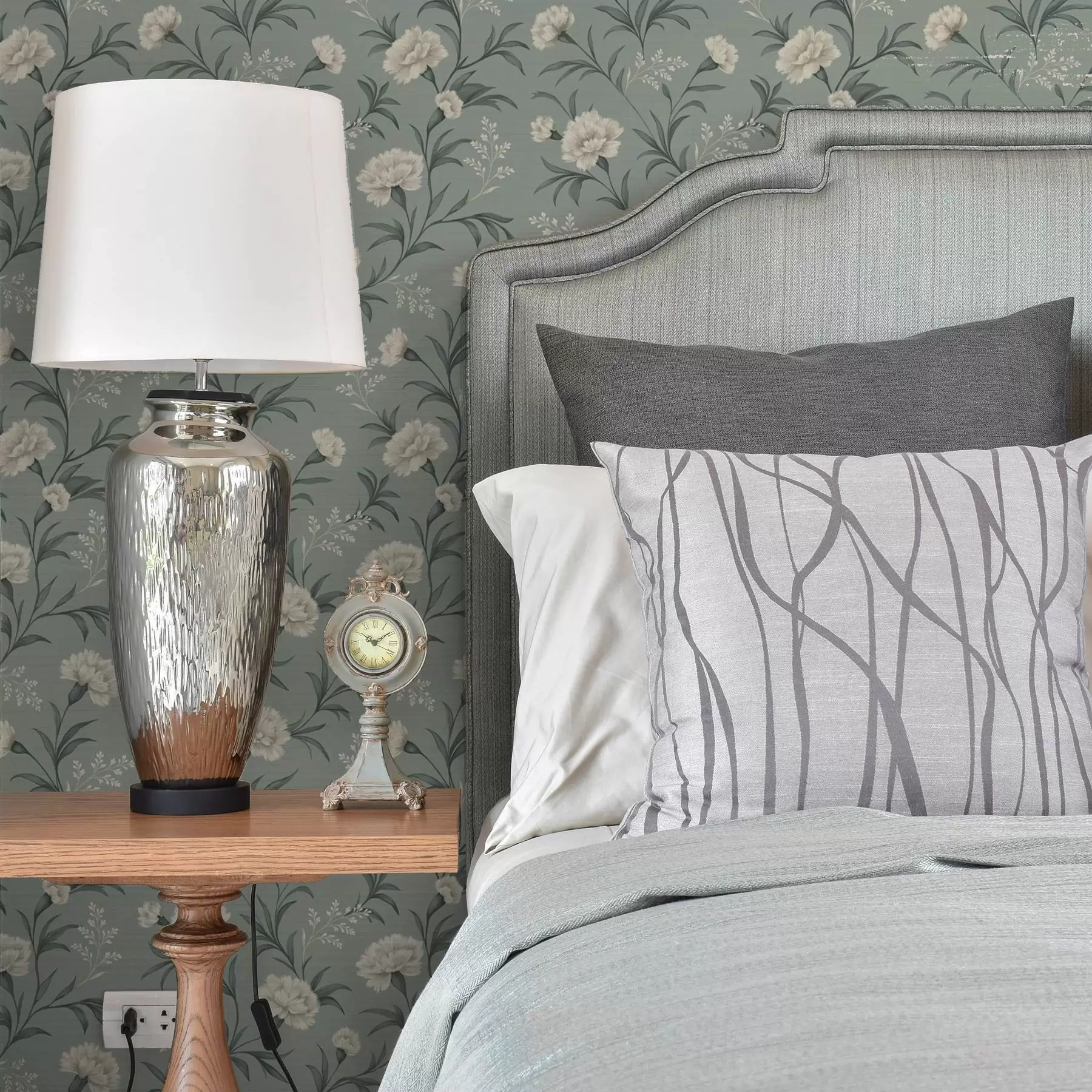 Fototapeedid Hallikasrohelisel taustal pulbrilised nelgid, peen trükis a00610