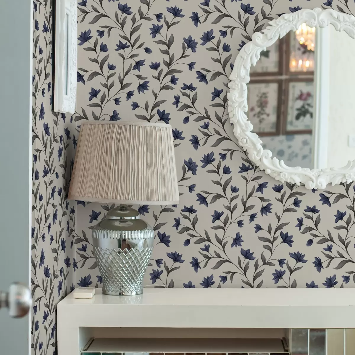 Tapeet Sinililled ja hall rohelus heledal taustal a00622v1