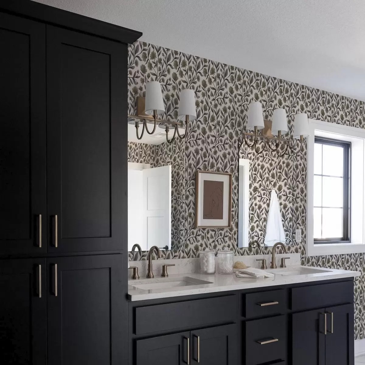 Tapeet Kreemjas taustal hallikaspruunid looduslilled a00623v1