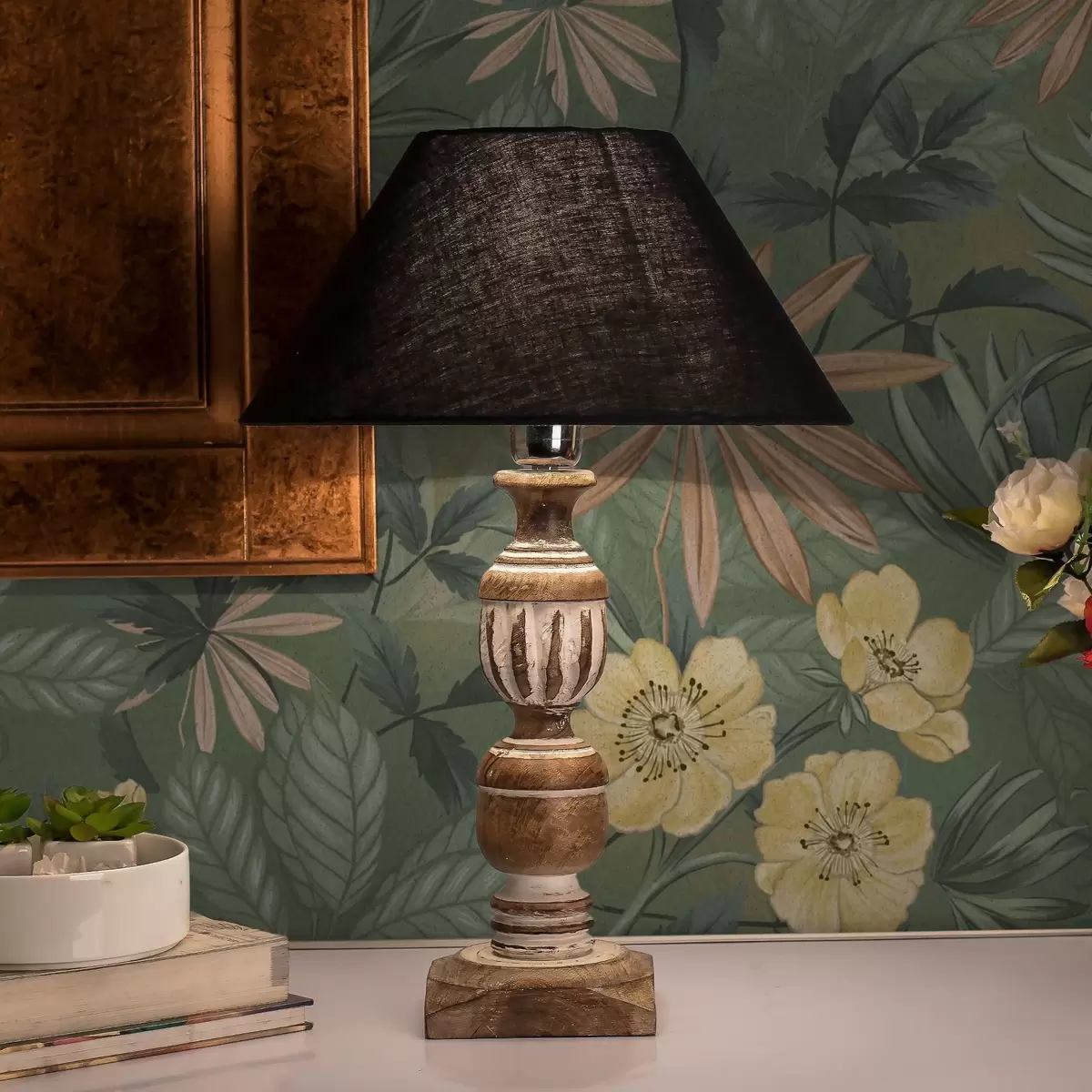 Tapeet Kollased lilled rohelise lehtede tekstuuri keskel a00718