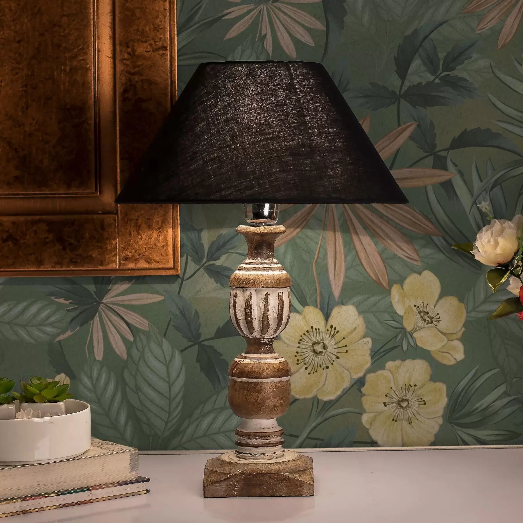 Fototapeedid Kollased lilled rohelise lehtede tekstuuri keskel a00718