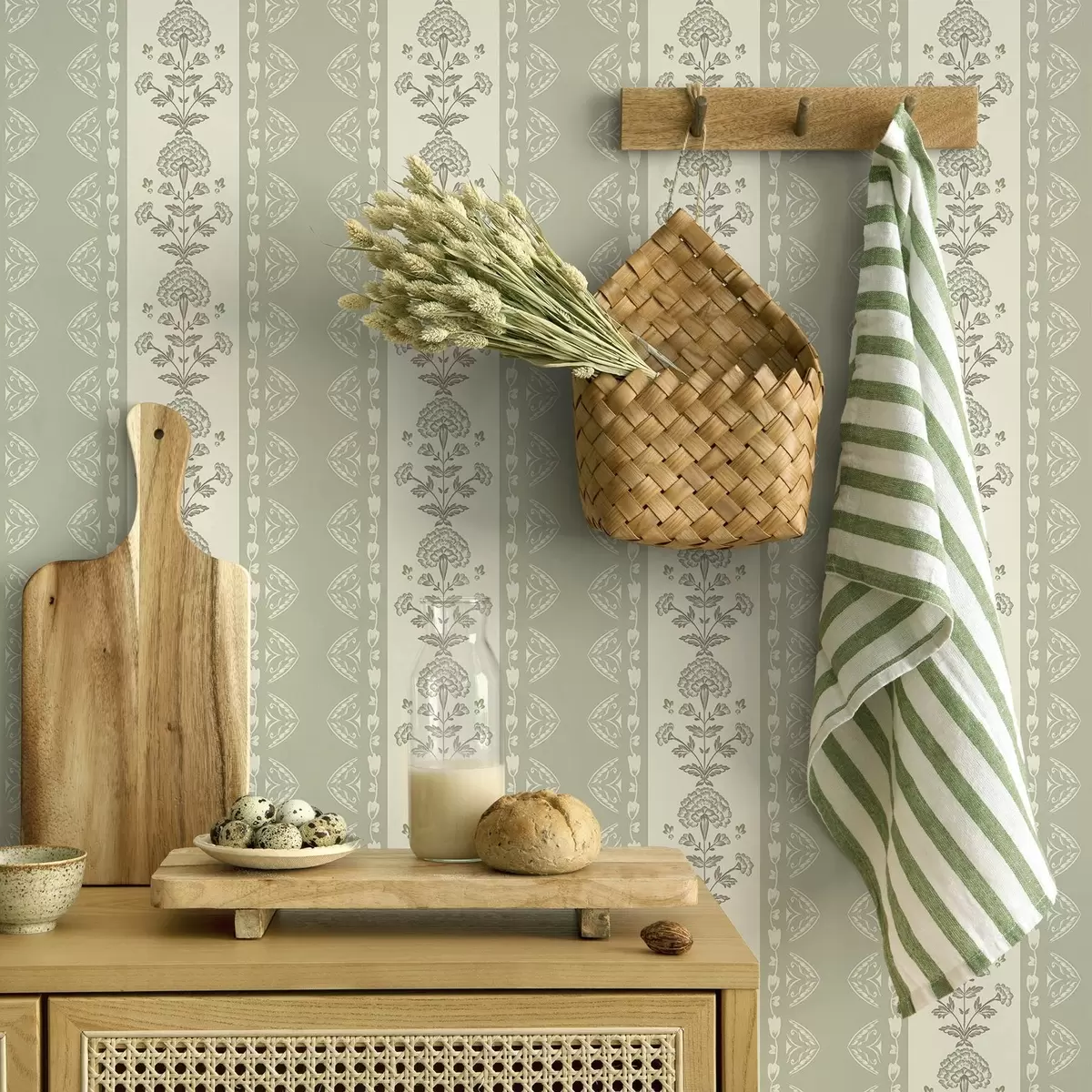 Tapeet Triibuline ornament lillede ja salvei toonides a00719
