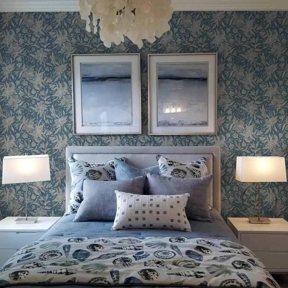 Tapeet Sinisel taustal kreemikad lineaarsed lilled, õrnad keerud a00630