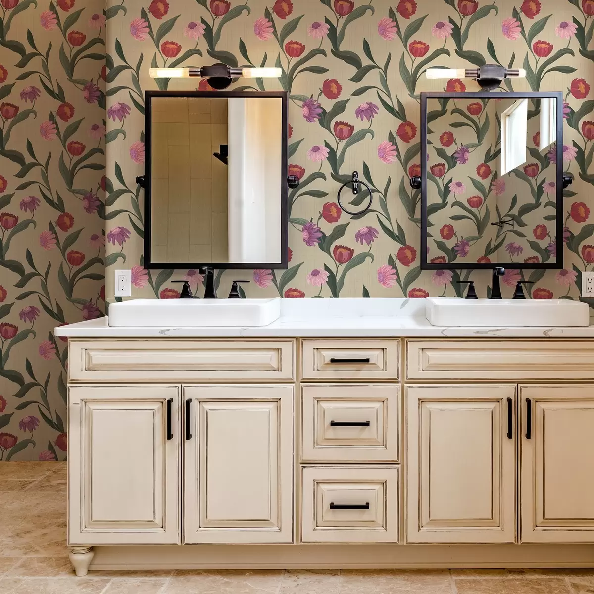 Tapeet Roosa-punased lilled beežil taustal, käsitsi joonistatud tekstuur a00631