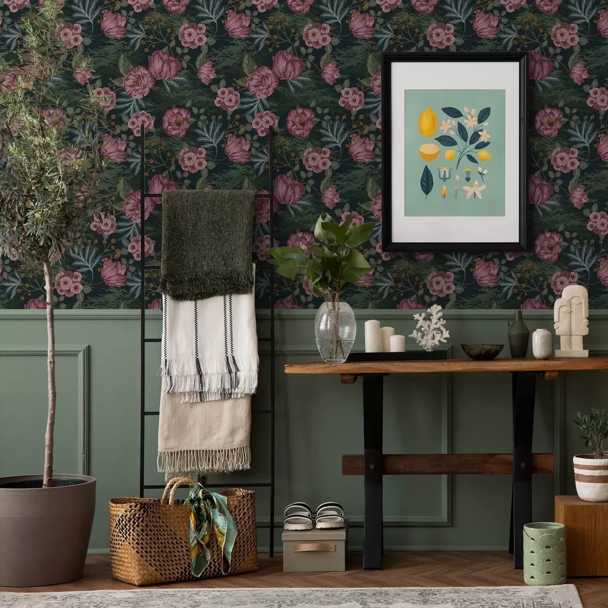 Tapeet Tume taimestik roosade õite ja lehtedega, sügav taust a00724