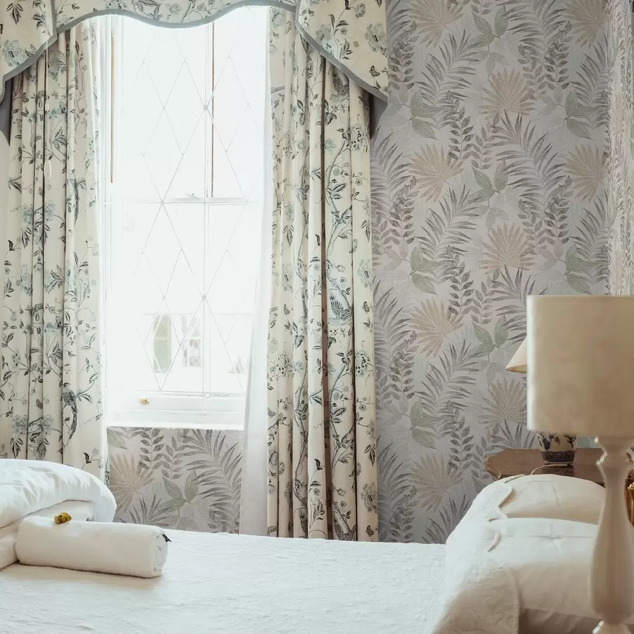 Fototapeedid Pastelltoonides troopilised lehed heledal taustal, peen tekstuur a00725