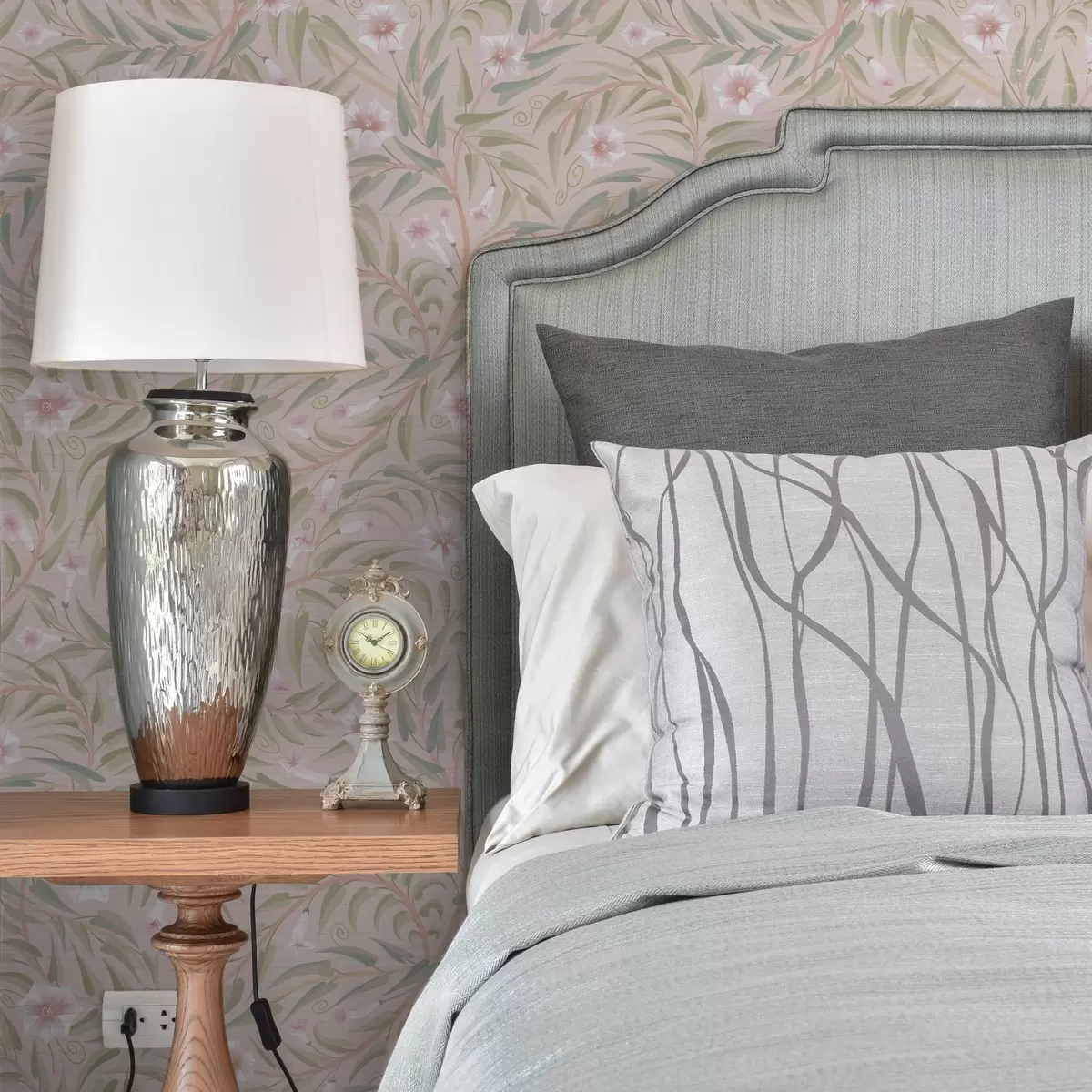 Tapeet Õrnad roosad õied ja pehmed lehed pastellsel taustal a00788