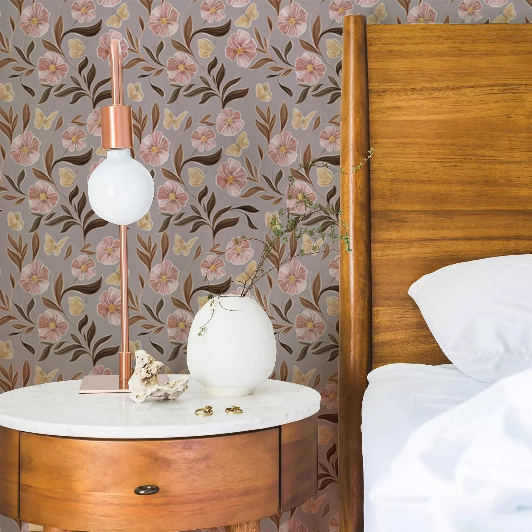 Fototapeedid Roosad lilled ja liblikad hallikaspruuni taustal a00633