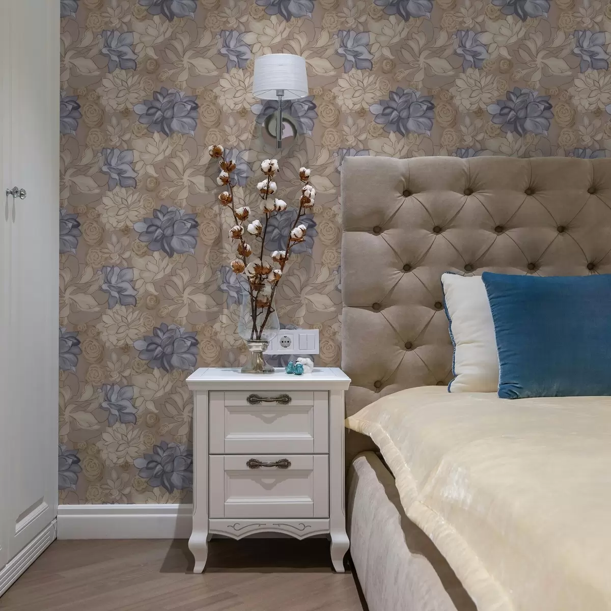 Tapeet Kreemikad ja sinised lilled soojal beežil taustal a00634v1