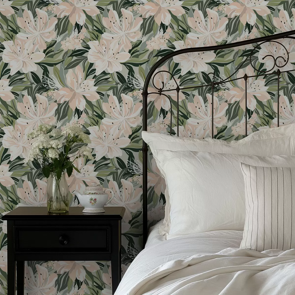 Tapeet Suured kreemikad õied helerohelisel taustal a00646