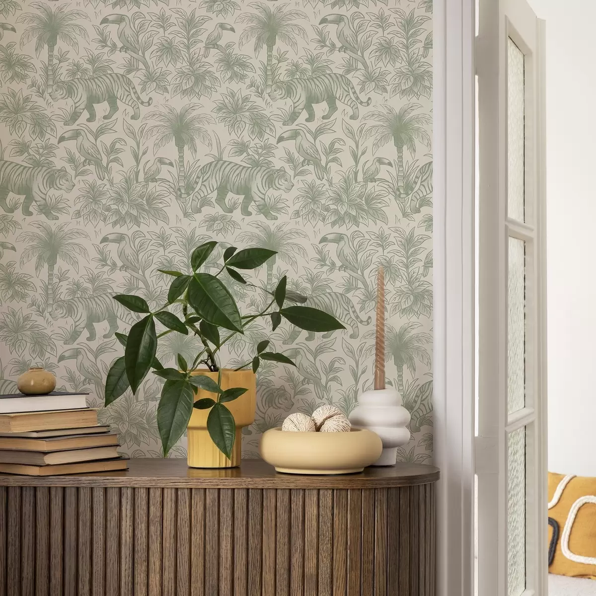 Tapeet Tiigrid ja troopilised linnud palmide vahel heledal taustal a00711