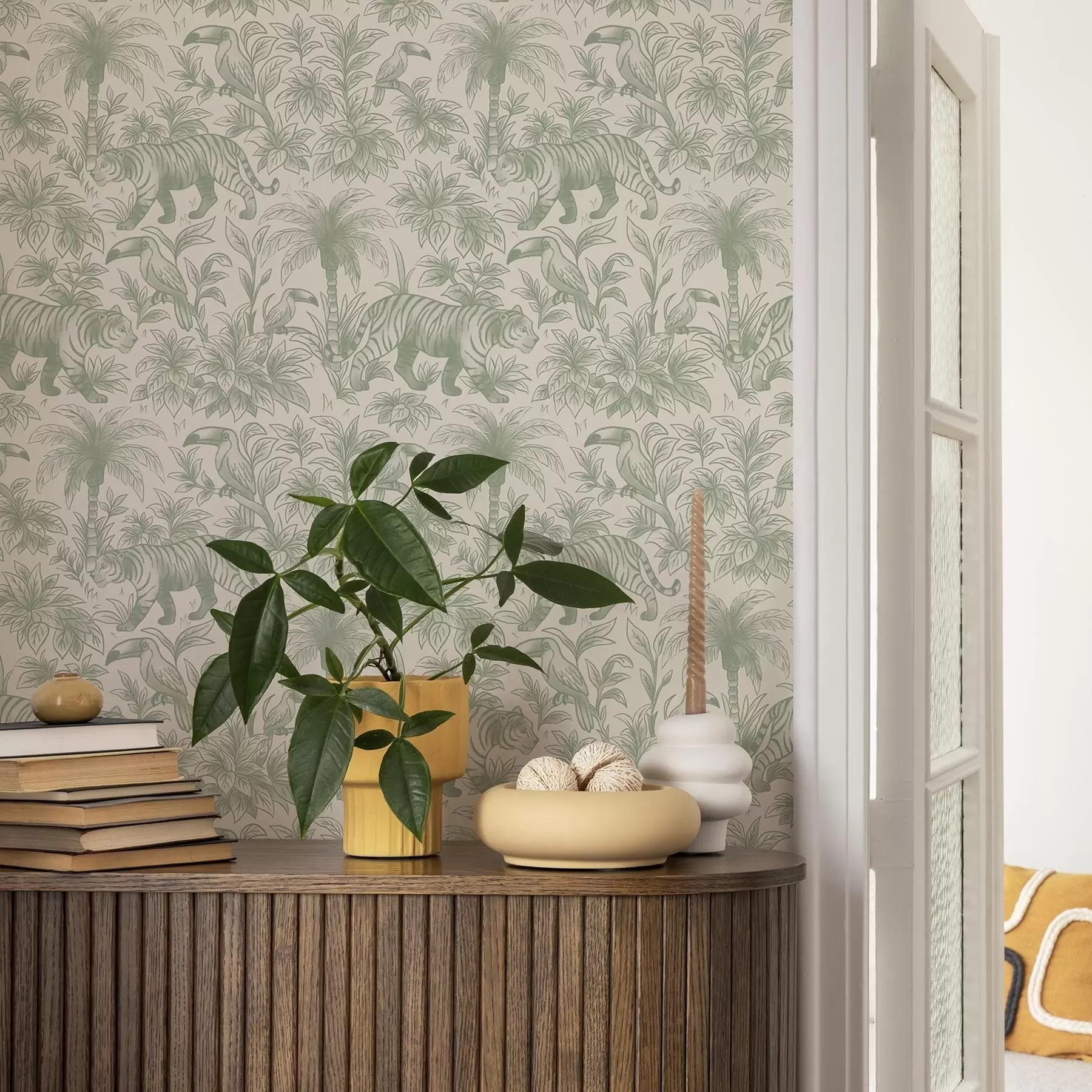 Fototapeedid Tiigrid ja troopilised linnud palmide vahel heledal taustal a00711