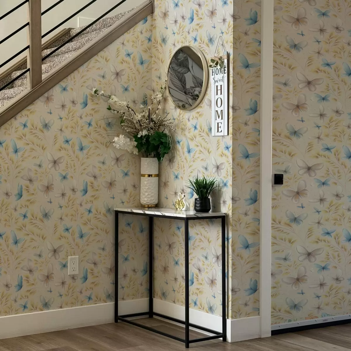 Tapeet Kerged liblikad kollaste lehtede seas heledal taustal a00795