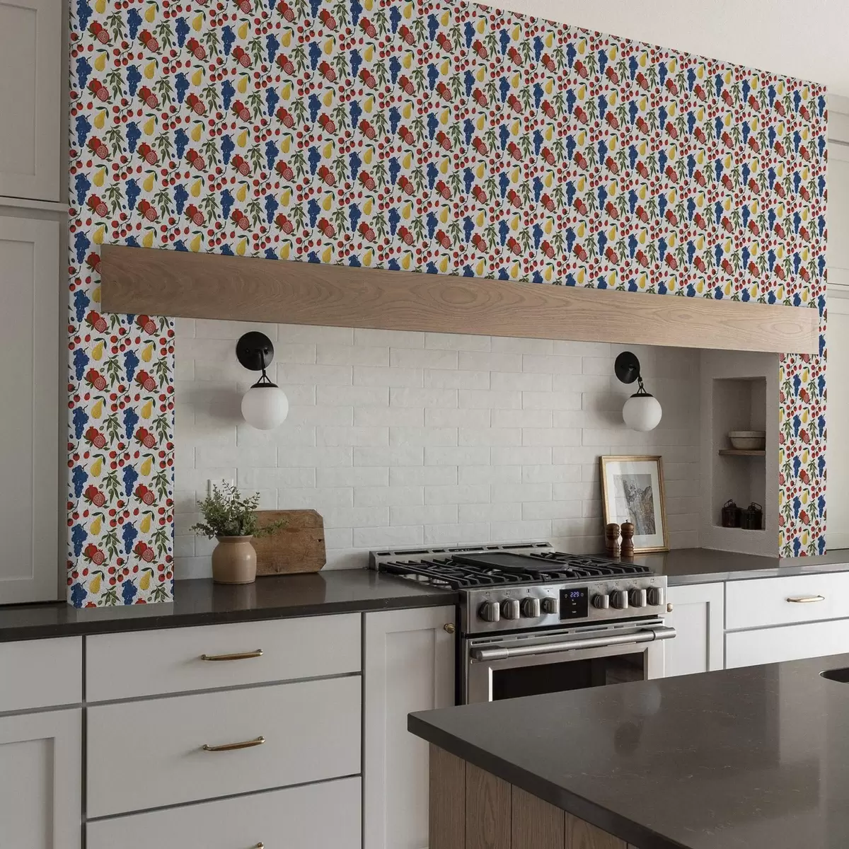 Tapeet Mahlakad puuviljad: granaatõunad, viinamarjad, pirnid valgel taustal a00801