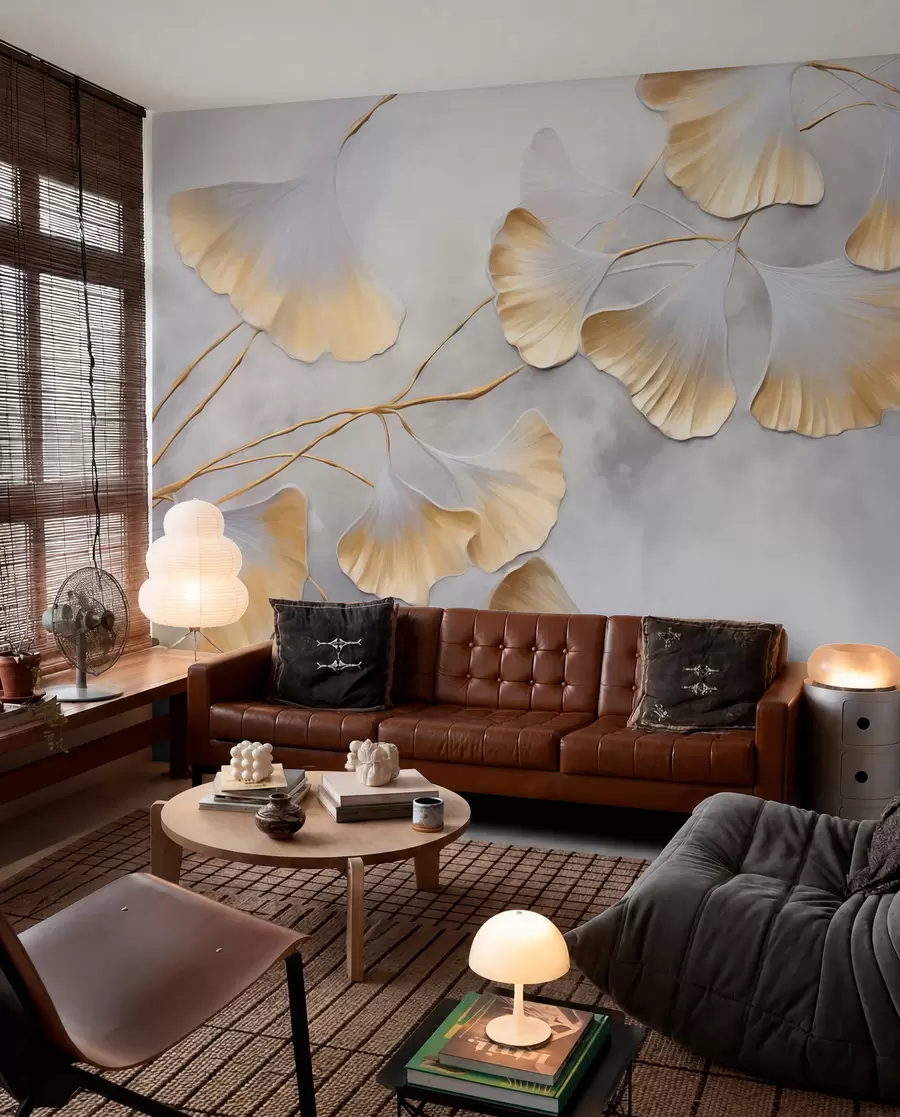 Fototapeedid Ginkgo biloba lehed kollaste servadega oksal, hall tekstuuriga taust, elegantne ja minimalistlik disain w09472
