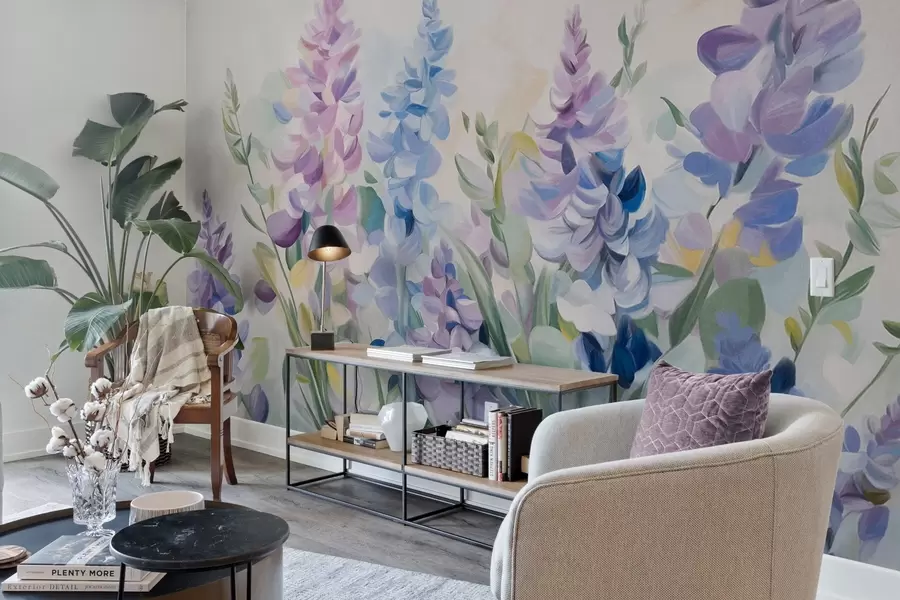 Fototapeedid Lilla ja sinised tekstuuriga lilled siniste lehtedega, hele taust, pehmed pintslitõmbed, erksad värvid w09482