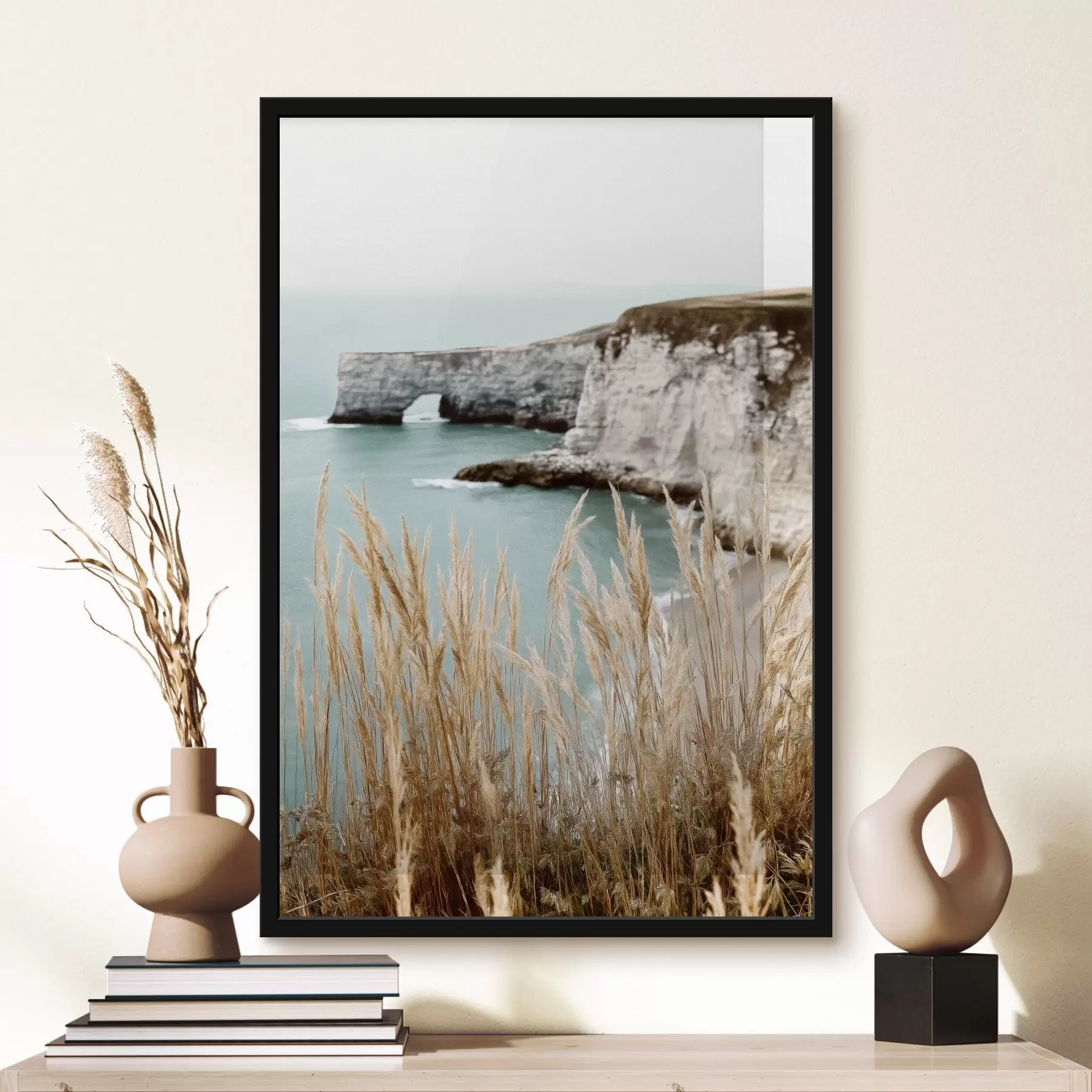 Fototapeedid Rannikukallid, esiplaanil pilliroog f46141