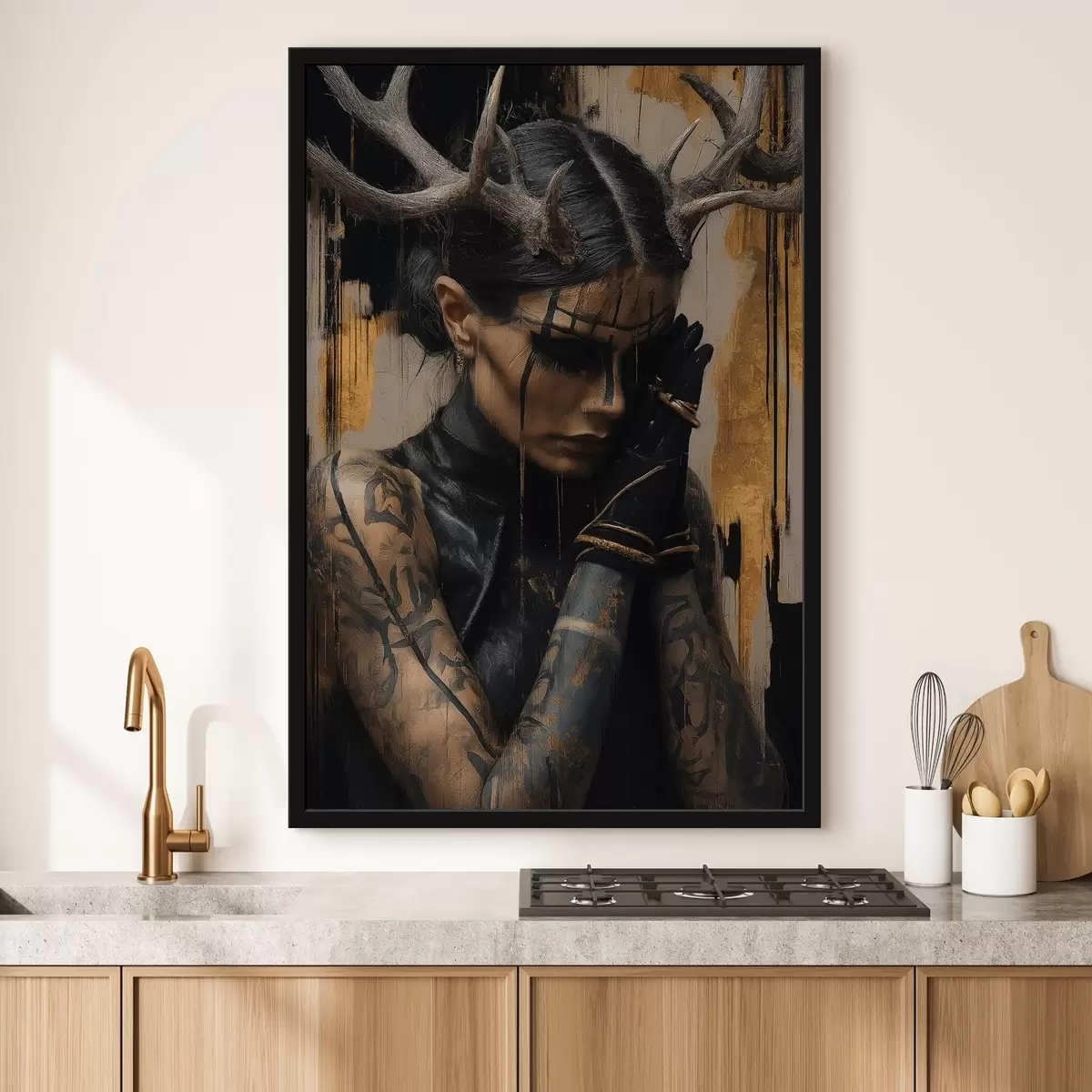 Plakat Naine sarvedega tumedas välimuses ja mustade näojoontega f46144