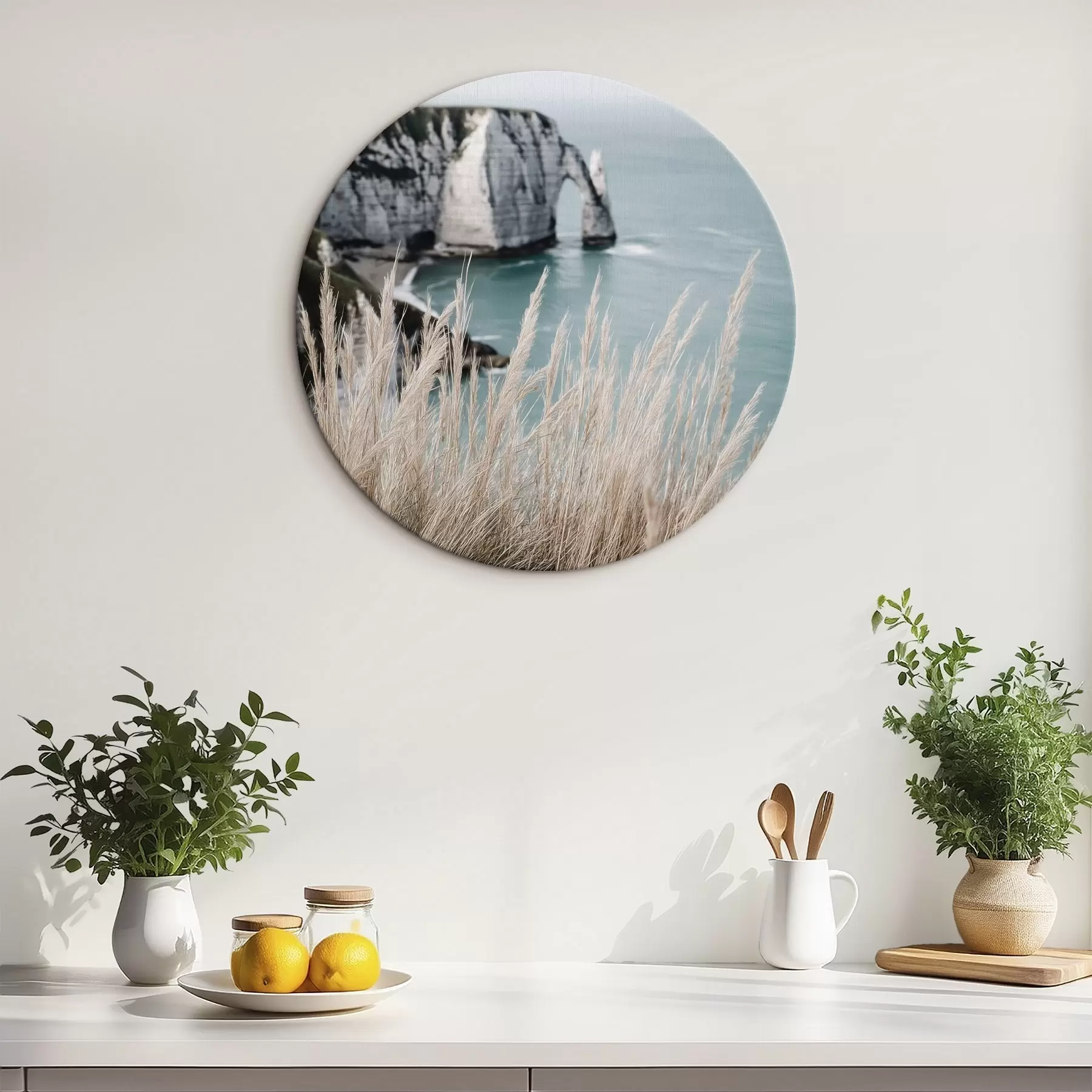 Pilt Meri ja kivikaar, vaade läbi kuiva rohu r46142