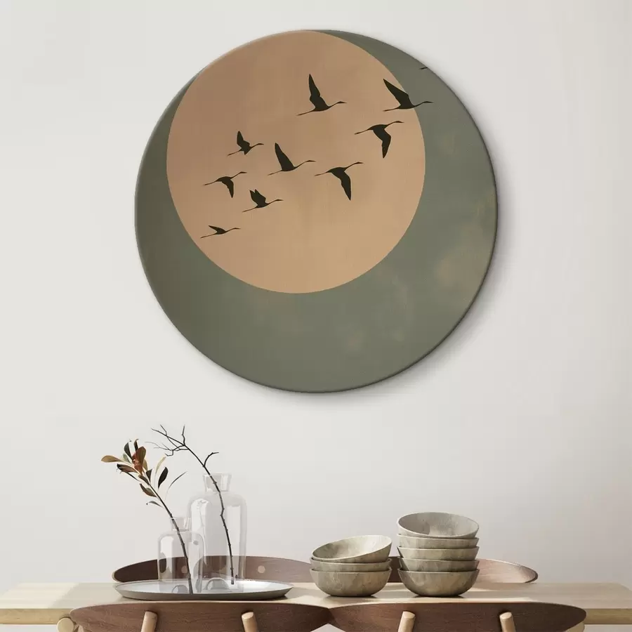 Pilt Lindude parv lendab suure sooja kuu taustal r46162