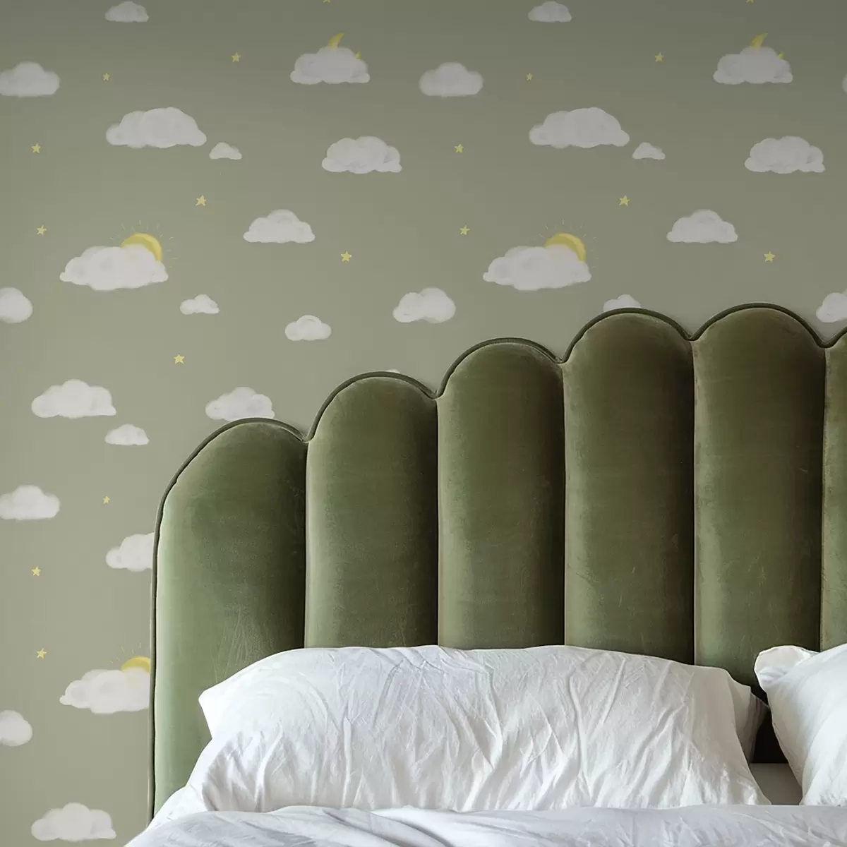 Tapeet Pehmed pilved, tähed ja päike rohekashalli taustal a00652v1