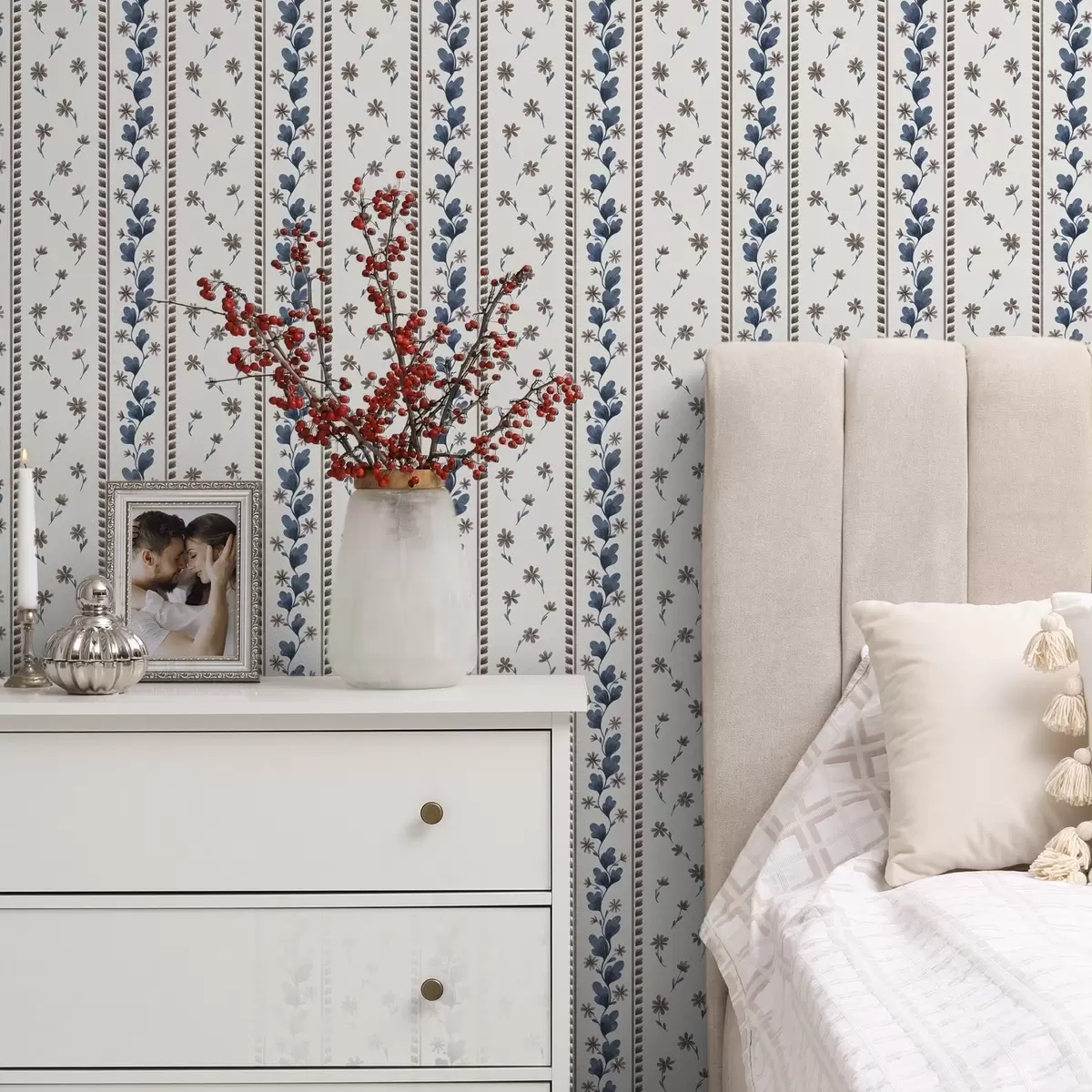 Tapeet Vertikaalsed lillelised triibud sinakaspruunides toonides a00811v2